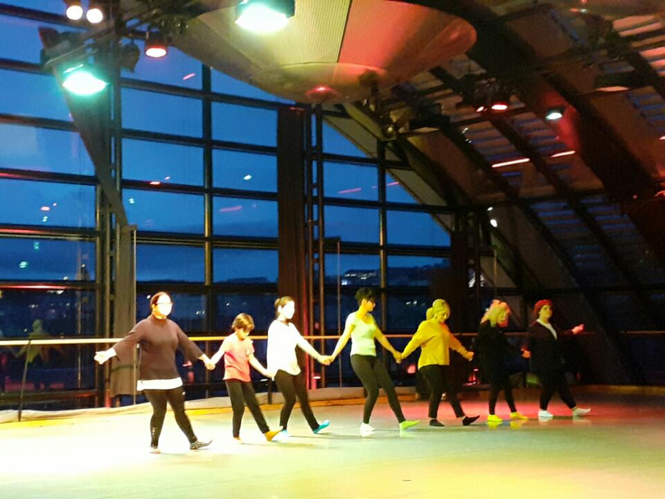 De la danse et du théâtre pour accélérer l