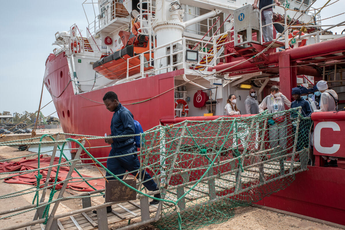 Comment s’organise la relocalisation vers d’autres pays européens des passagers de l’Ocean Viking accueillis en France ?  