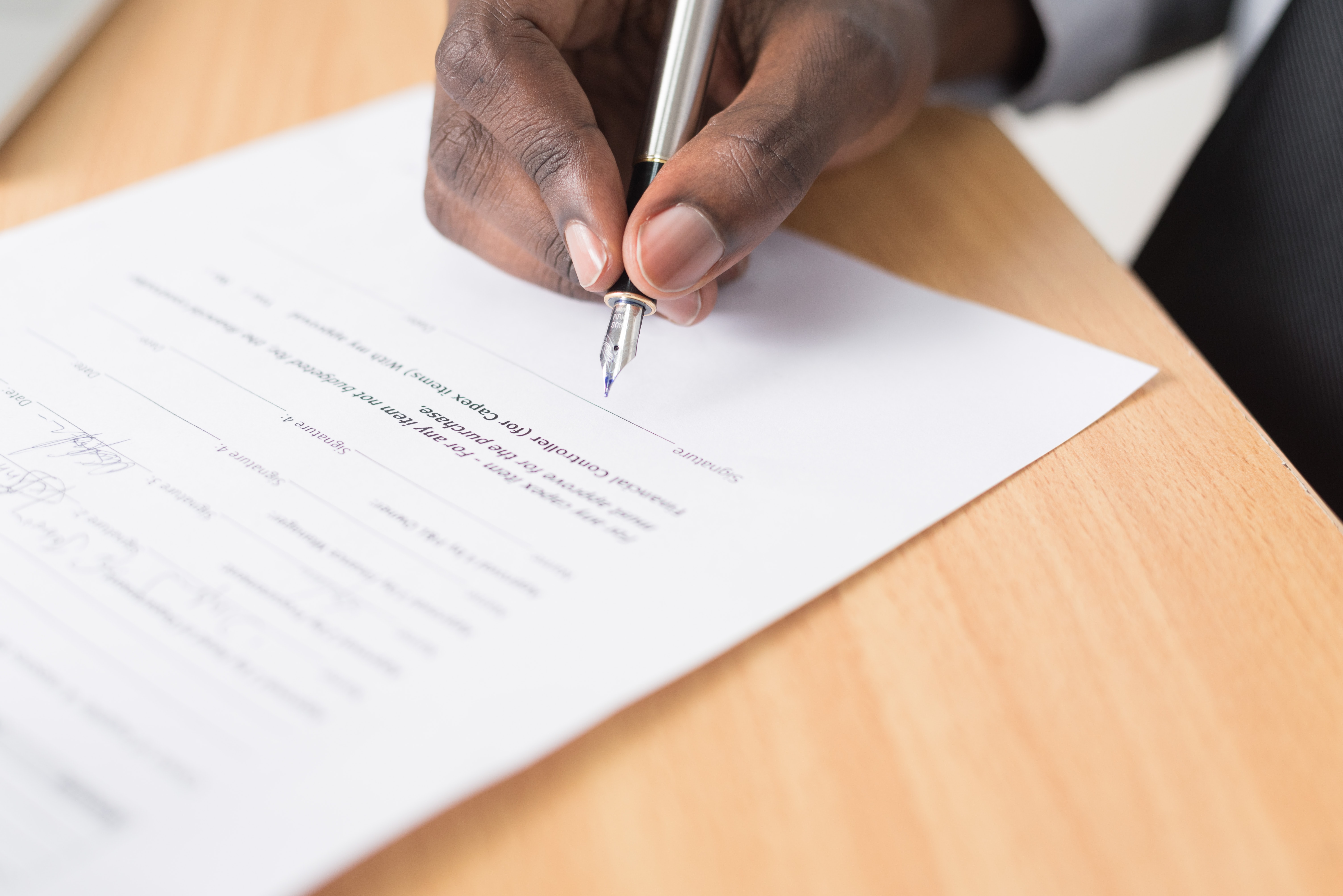 Droit au travail des demandeurs d’asile : une effectivité limitée par plusieurs obstacles